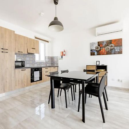 F12 Room 2, Private Room Two Single Beds Privated Bathroom In Shared Flat Msida Extérieur photo