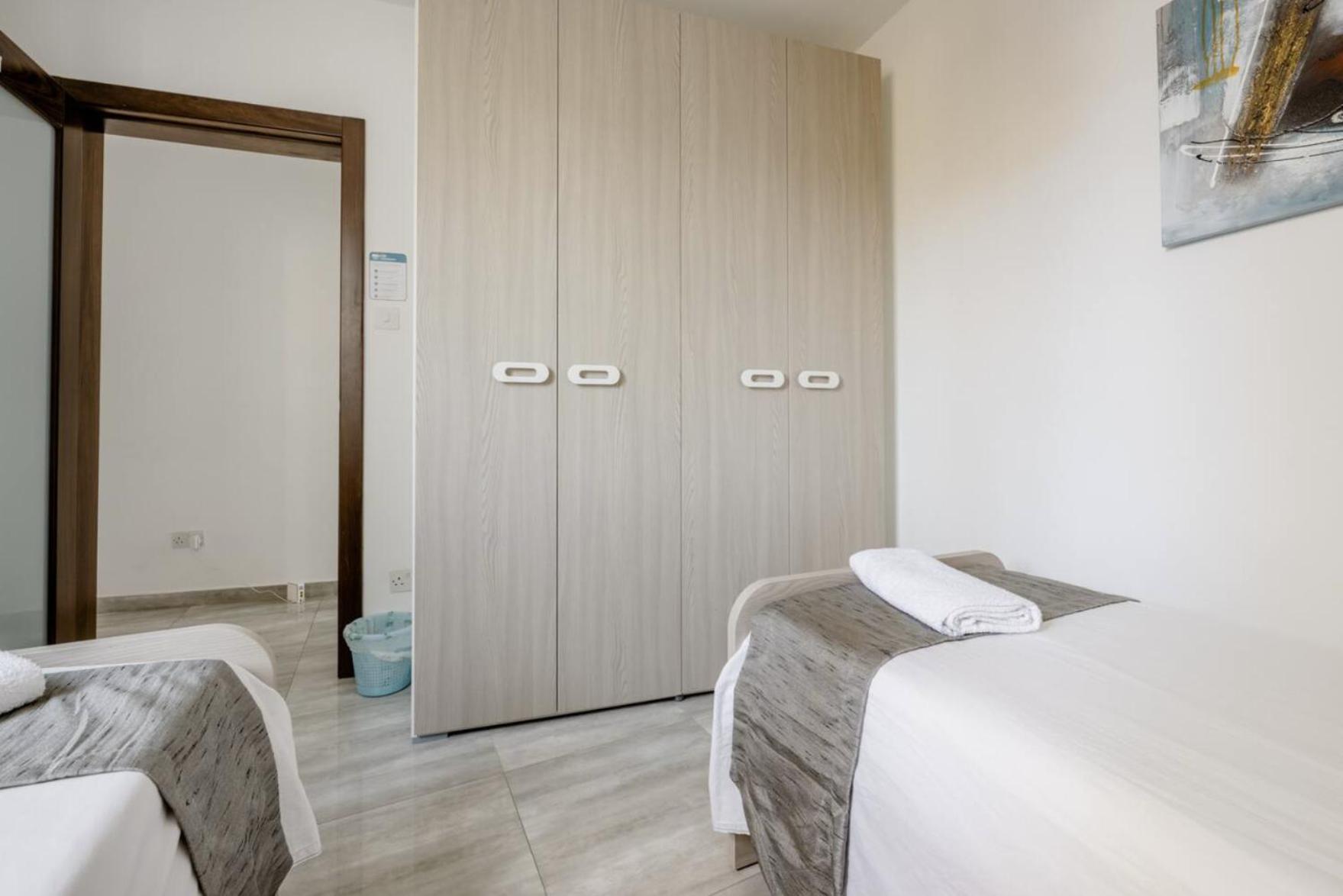 F12 Room 2, Private Room Two Single Beds Privated Bathroom In Shared Flat Msida Extérieur photo
